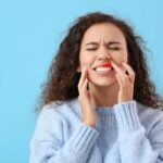 Warum kommt es zu Zahnfleischbluten? Und wie kann man es stoppen?